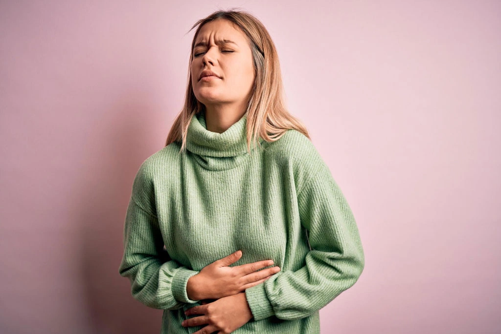 The woman shows food poisoning symptoms.