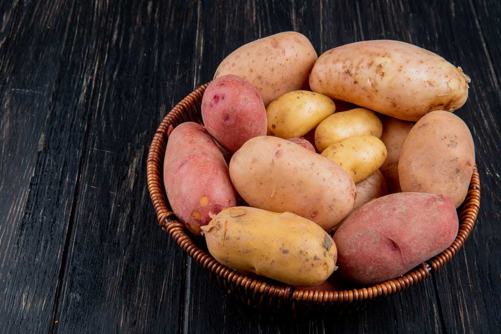 The image shows sweet potatoes as a high-fiber food.