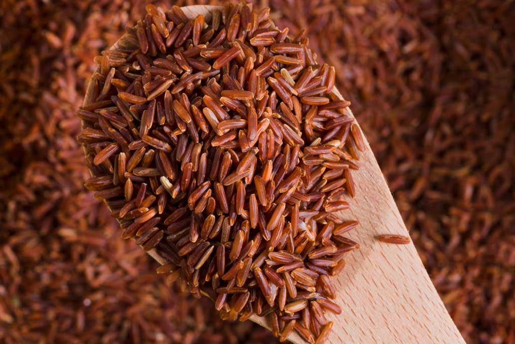 The image shows brown rice as a high fiber food.