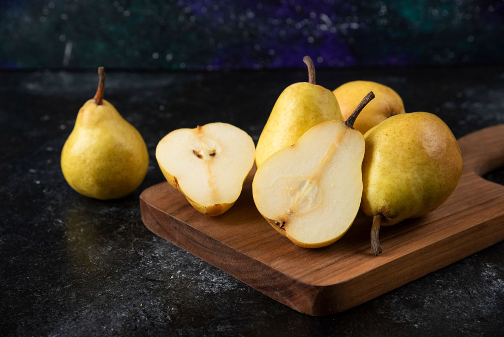 The image shows pears as a high-fiber food.