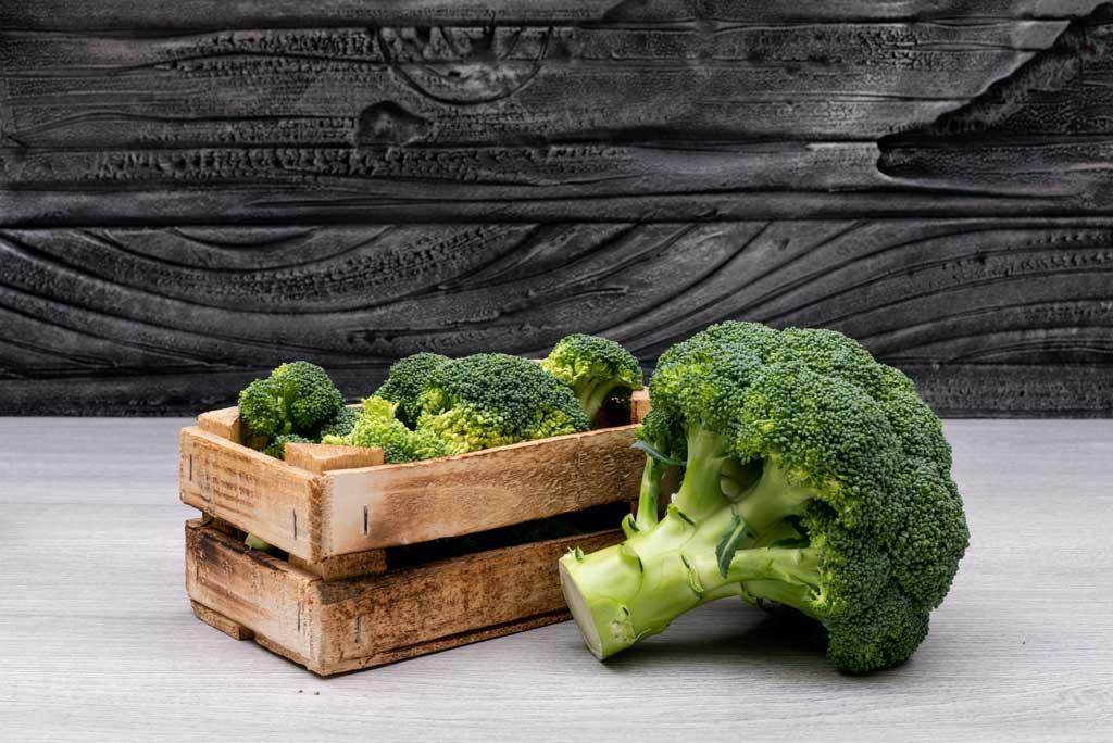 The image shows broccoli as a high-fiber food.